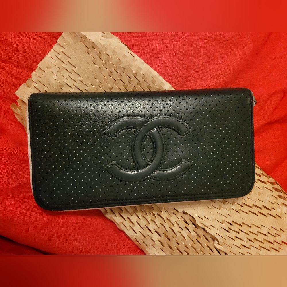 Gorgeous CHANEL Interlocking CC Perforated Black Leather Zip Around